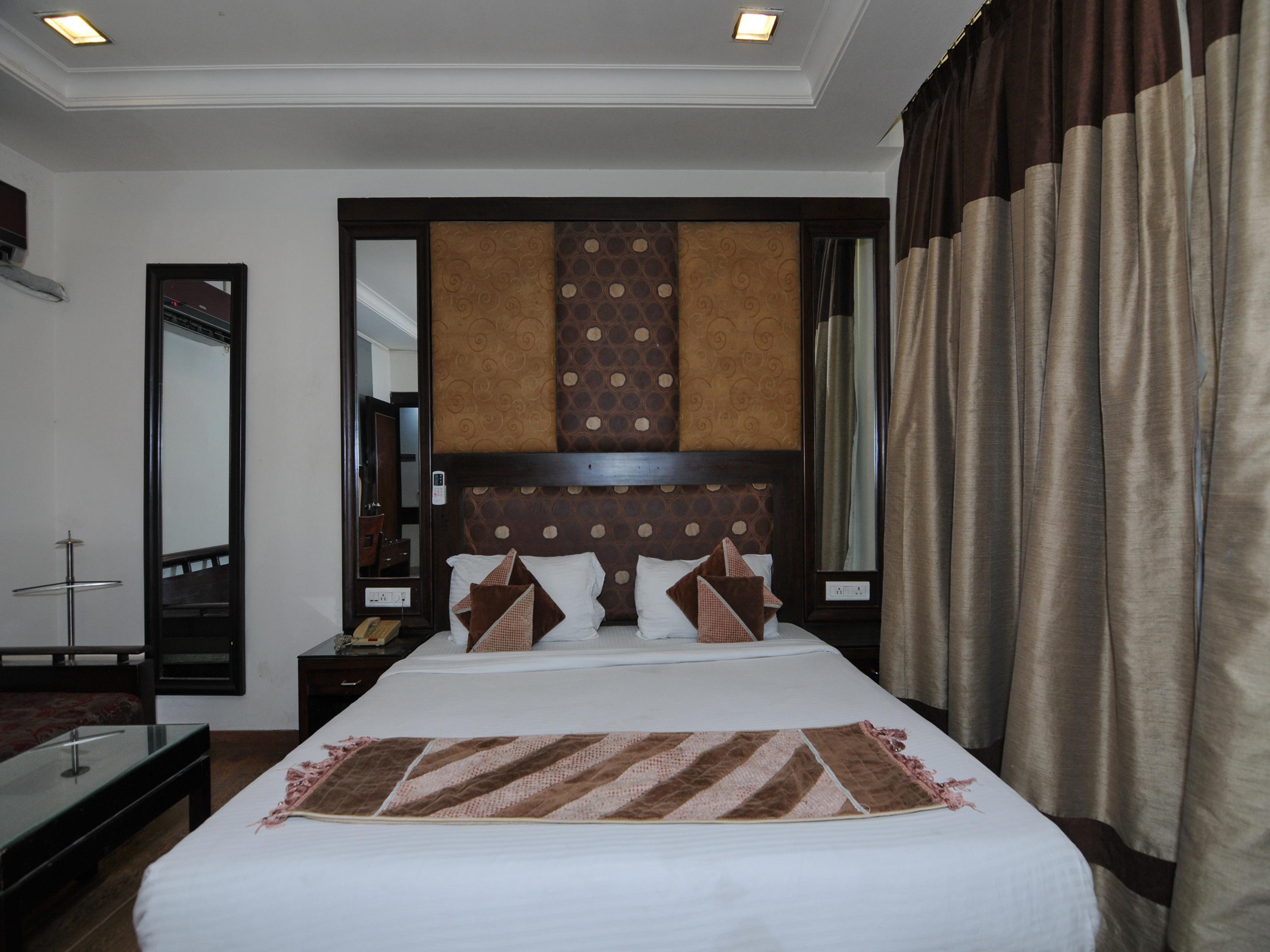 Oyo 6845 The Grand Hotel Ню Делхи Екстериор снимка