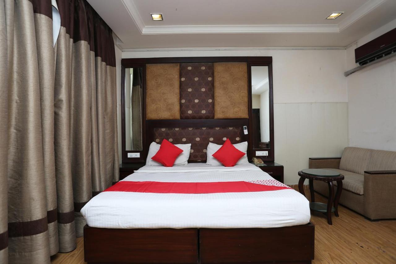 Oyo 6845 The Grand Hotel Ню Делхи Екстериор снимка